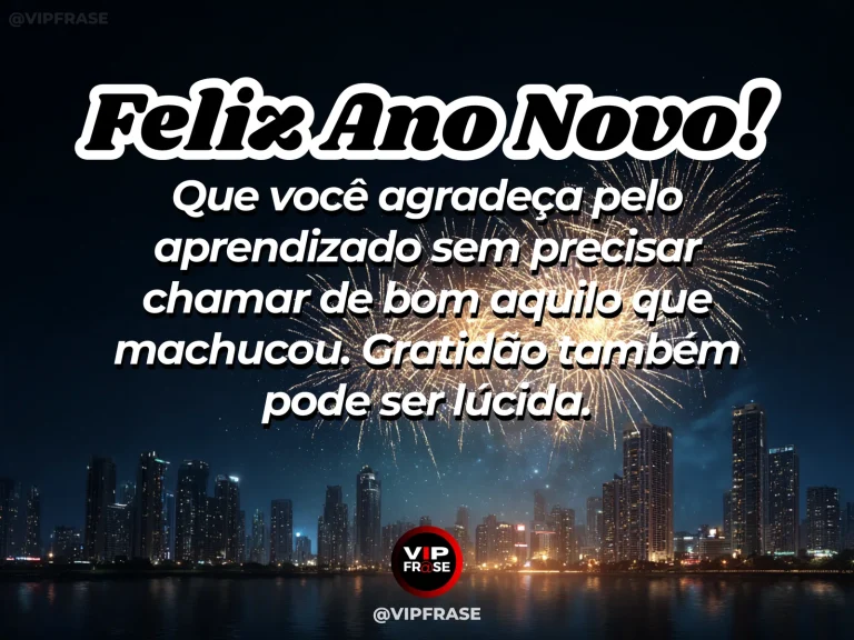 Frase de Ano Novo sobre gratidão lúcida, com paisagem iluminada após chuva.
