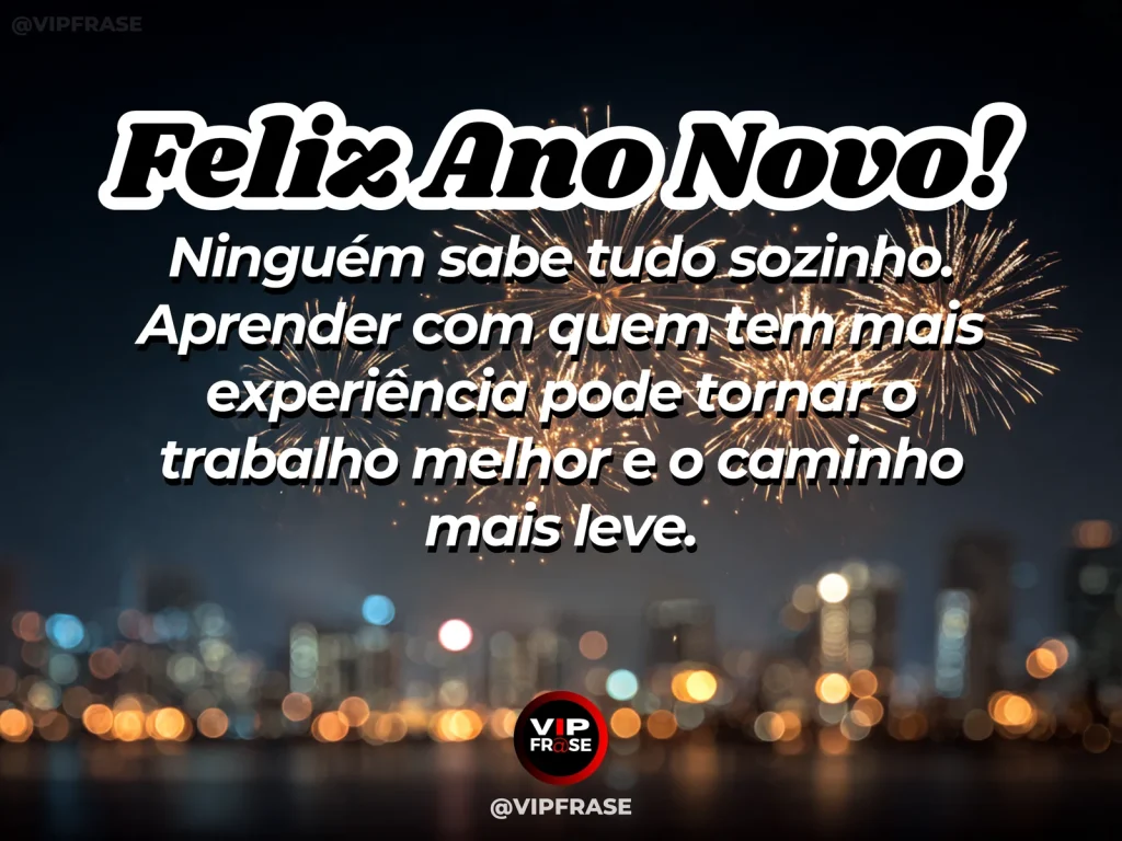 Frase de Ano Novo sobre trabalho, sabedoria, em cena serena com mesa compartilhada com cadernos e luz natural, sugerindo aprendizado prático.