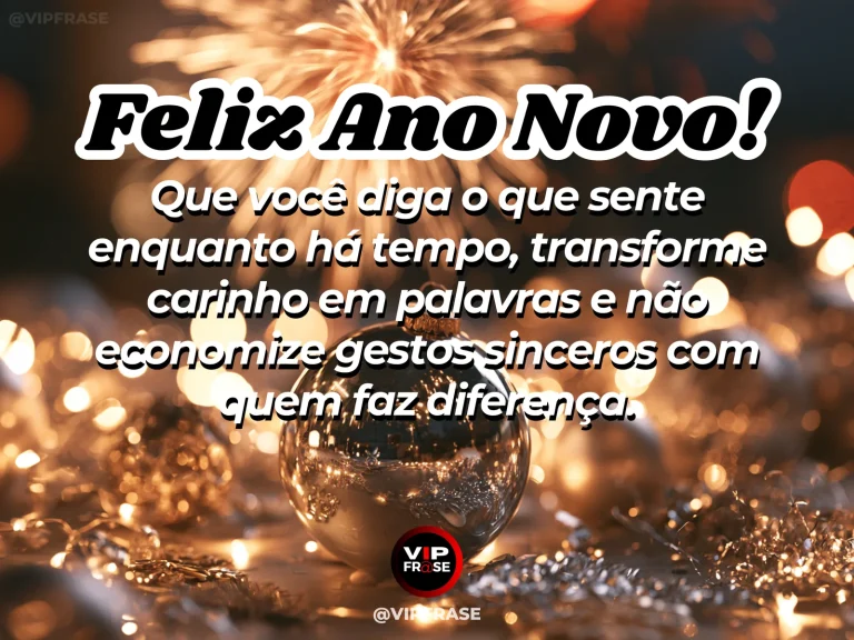 Mensagem de Ano Novo sobre carinho, com cartões em branco e flores sobre mesa de madeira clara, luz aconchegante e atmosfera de afeto sincero.