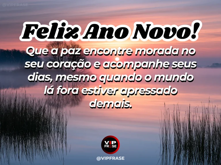 Mensagem de Ano Novo sobre paz, com lago calmo ao amanhecer com névoa leve e reflexos delicados.