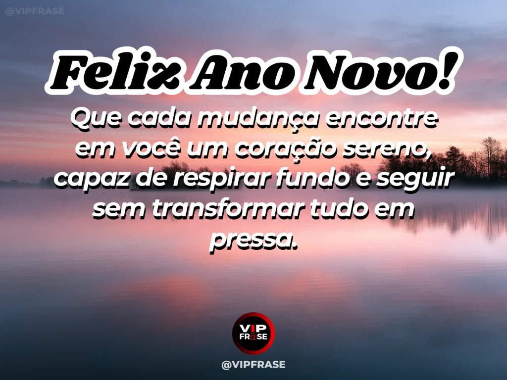 Mensagem de Ano Novo sobre paz, com um lago espelhado cercado por árvores em transição de estação, céu claro e reflexos tranquilos na água.