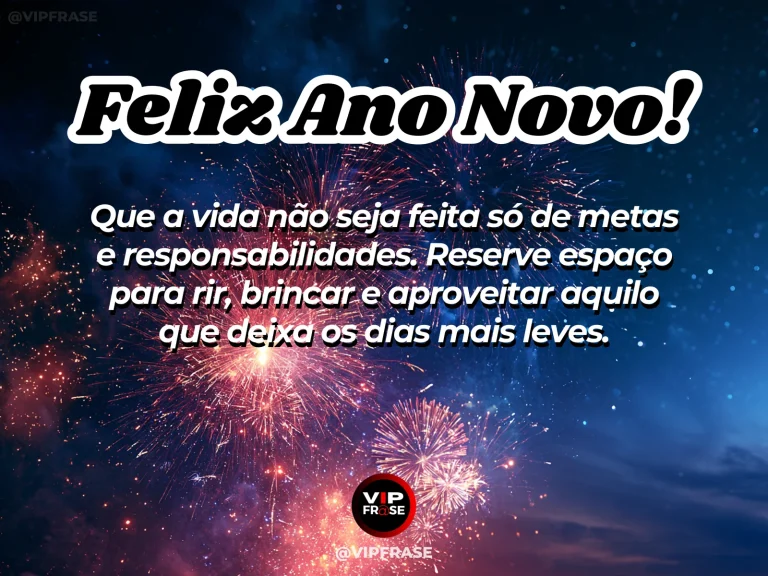 Mensagem de Ano Novo sobre felicidade, com balanço de madeira em jardim iluminado, fitas coloridas discretas ao vento e atmosfera alegre sem festa alcoólica.