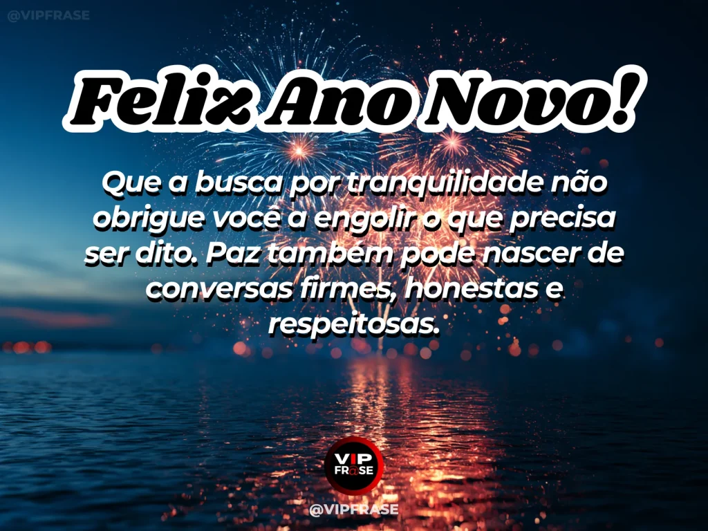 Mensagem de Ano Novo sobre paz e firmeza, com mar calmo encontrando rochas.