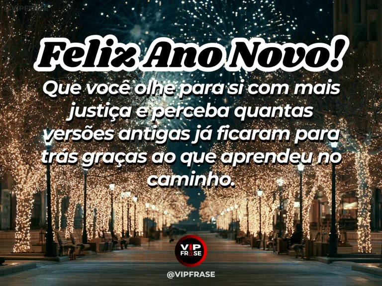 Mensagem de Ano Novo sobre autoestima, com árvore robusta com novos galhos iluminados pela manhã, caminho antigo ao fundo e sensação de amadurecimento.