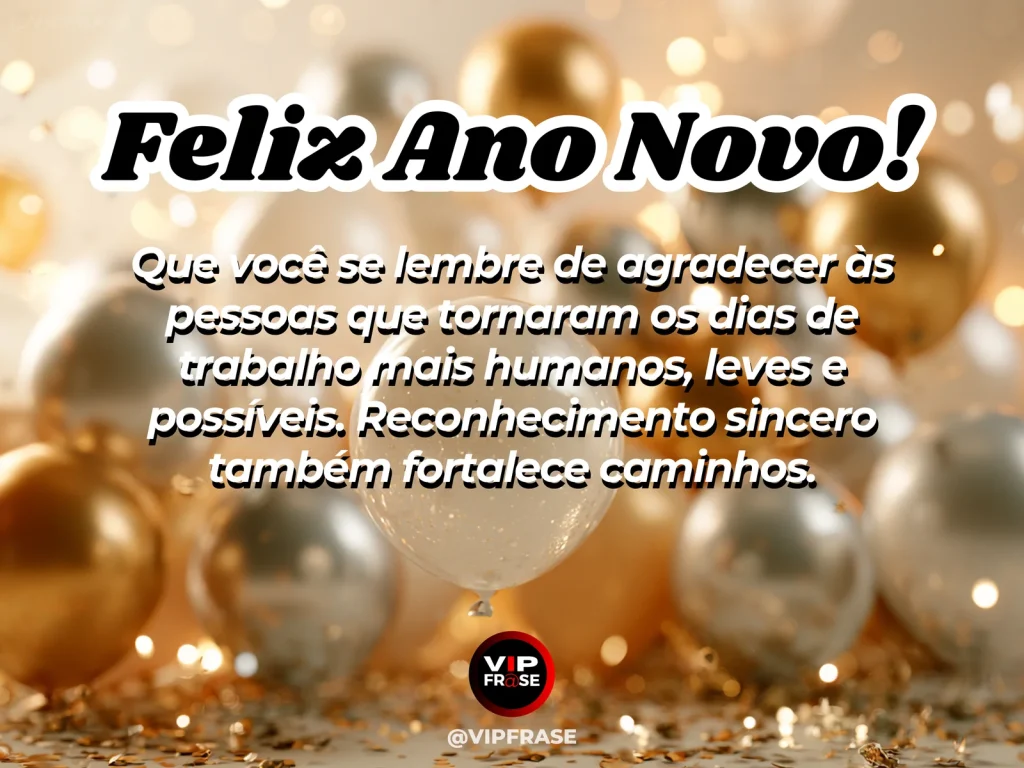 Mensagem de Ano Novo sobre gratidão no trabalho, com equipe em ambiente leve e luminoso.