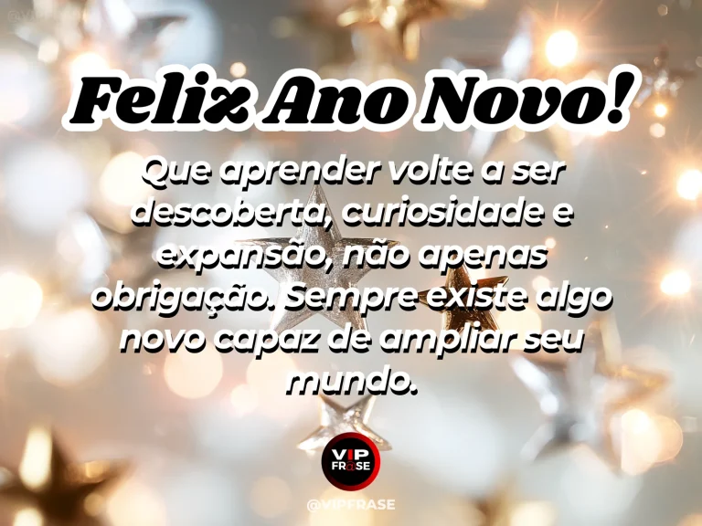 Mensagem de Ano Novo sobre sabedoria, com livros abertos sem texto legível, mapa abstrato, lupa e luz de manhã em mesa criativa e elegante.
