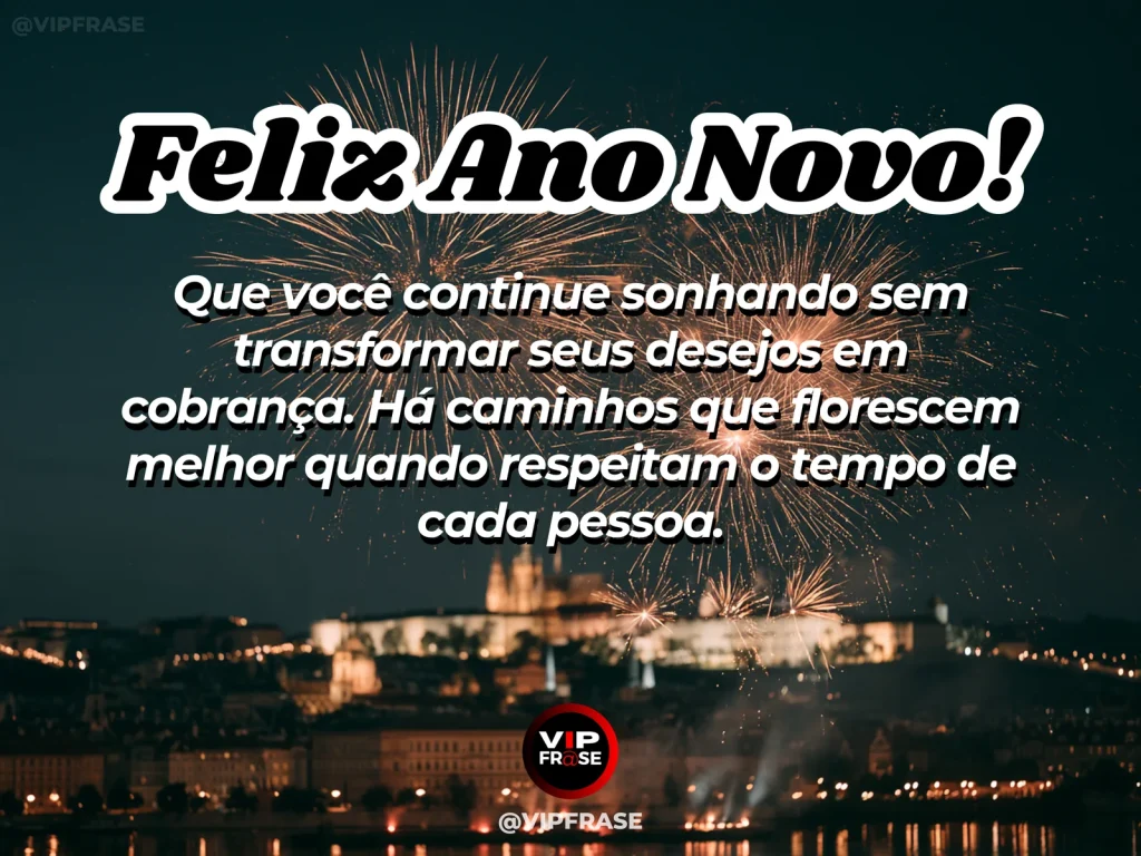 Mensagem de Ano Novo sobre esperanca e paz, com jardim com flores em diferentes estágios de abertura sob luz suave.