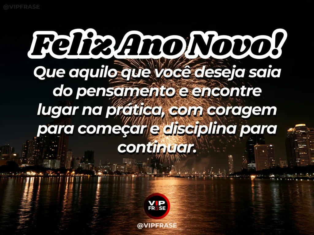 Mensagem de Ano Novo sobre coragem, com uma porta aberta para um caminho ensolarado, caderno de metas sem texto sobre mesa e sensação de início concreto.