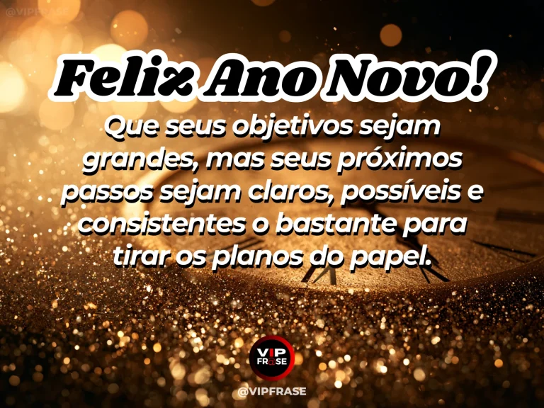 Mensagem de Ano Novo sobre sucesso, com escada minimalista subindo em direção a uma luz clara, caderno sem texto e composição de progresso planejado.