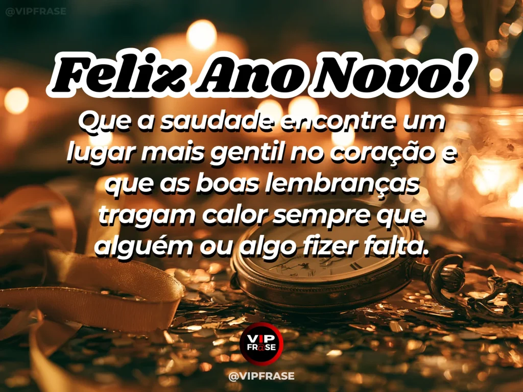Mensagem de Ano Novo sobre saudade, com álbum de fotografias fechado sobre manta macia, luz dourada entrando pela janela e flores secas delicadas.
