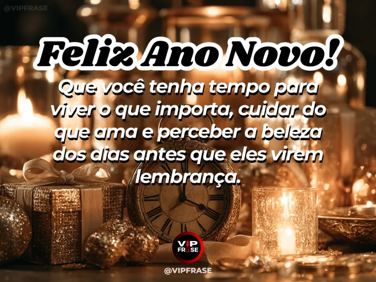 Mensagem de Ano Novo sobre vida e sabedoria, com luz de fim de tarde atravessando cortinas em uma sala tranquila.