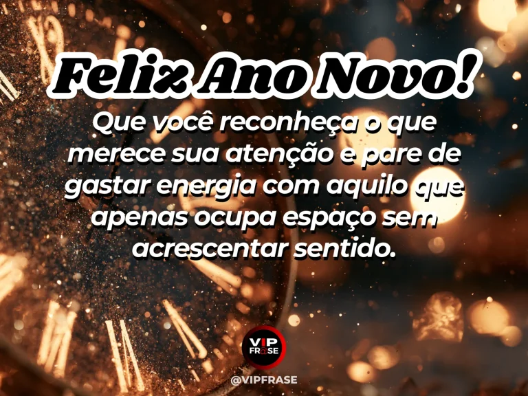 Mensagem de Ano Novo sobre sabedoria, com relógio analógico discreto ao lado de luz natural e um caminho de jardim, composição minimalista e contemplativa.