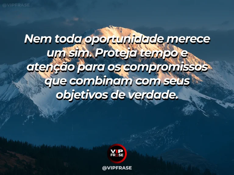 Mensagem motivacional sobre sabedoria e sucesso, com uma mesa com poucos objetos essenciais e várias distrações desfocadas ao fundo.