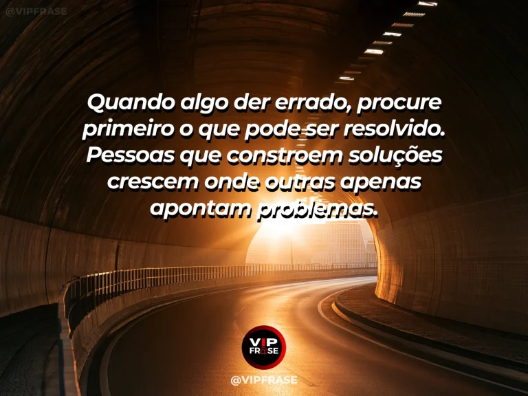 Mensagem motivacional sobre trabalho e sabedoria, com peças de um quebra-cabeça sendo organizadas sobre uma mesa de trabalho.