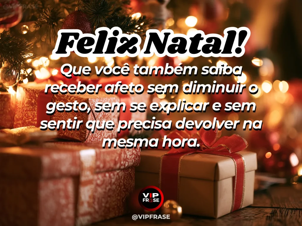 Presente simples sendo oferecido por mãos parcialmente visíveis, foco no gesto, luzes natalinas desfocadas