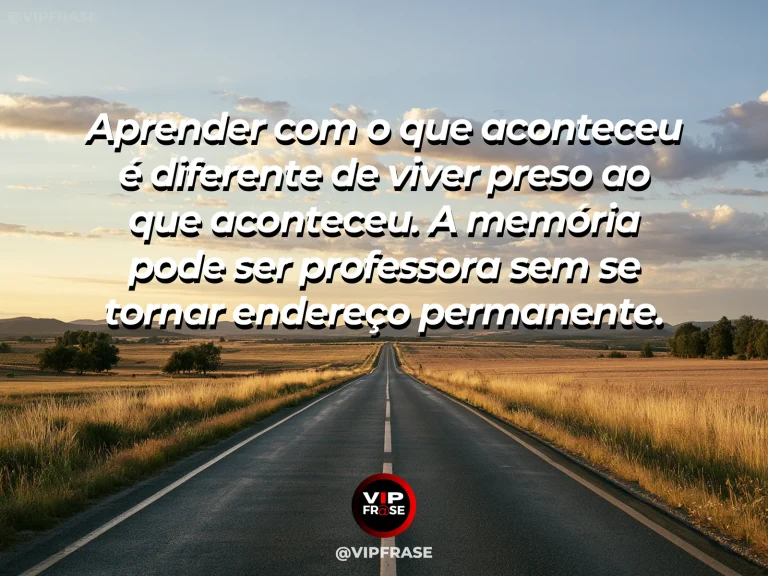 Mensagem de reflexão sobre recomeco e sabedoria, com retrovisor discreto diante de uma estrada ensolarada e aberta, com paisagem verde e horizonte promissor.