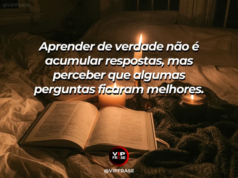 Frase reflexiva sobre estudo e sabedoria com caderno aberto em mesa iluminada.