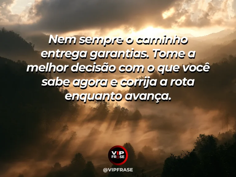 Frase motivacional sobre coragem, com uma pessoa usando uma bússola em trilha com névoa e caminho surgindo à frente.