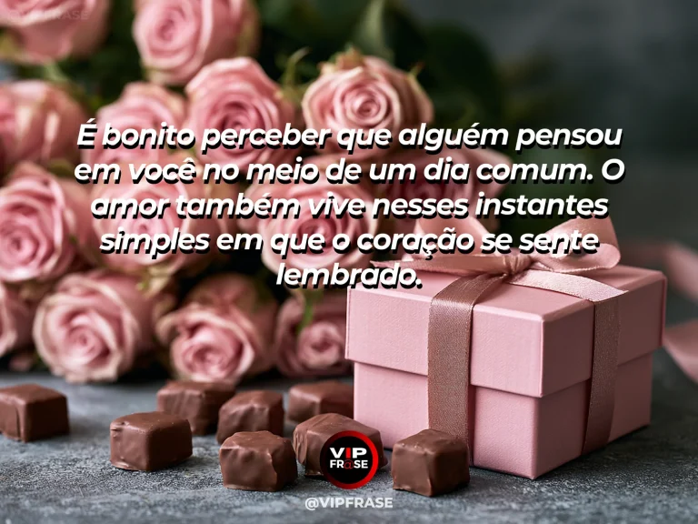Mensagem sobre carinho com flor e pequeno presente em uma mesa iluminada.