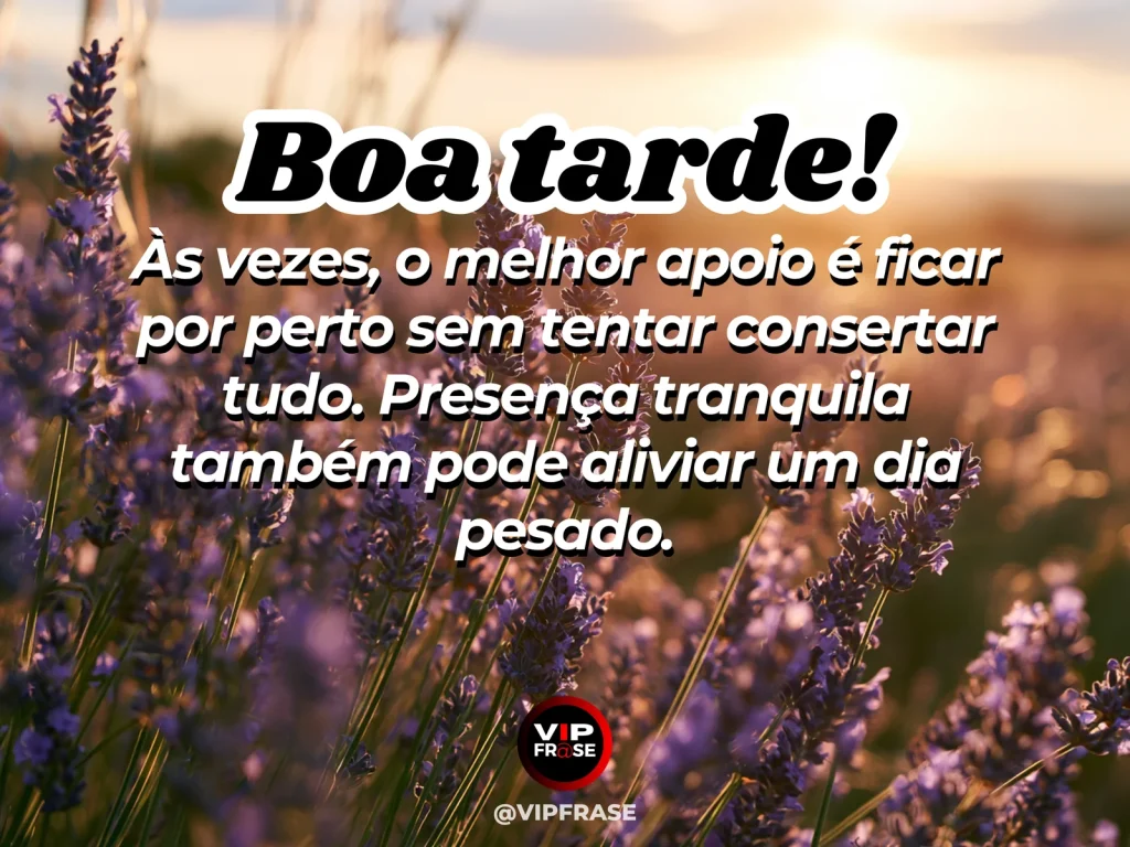 Frase de boa tarde sobre conforto e presença, com duas pessoas sentadas juntas em silêncio ao entardecer
