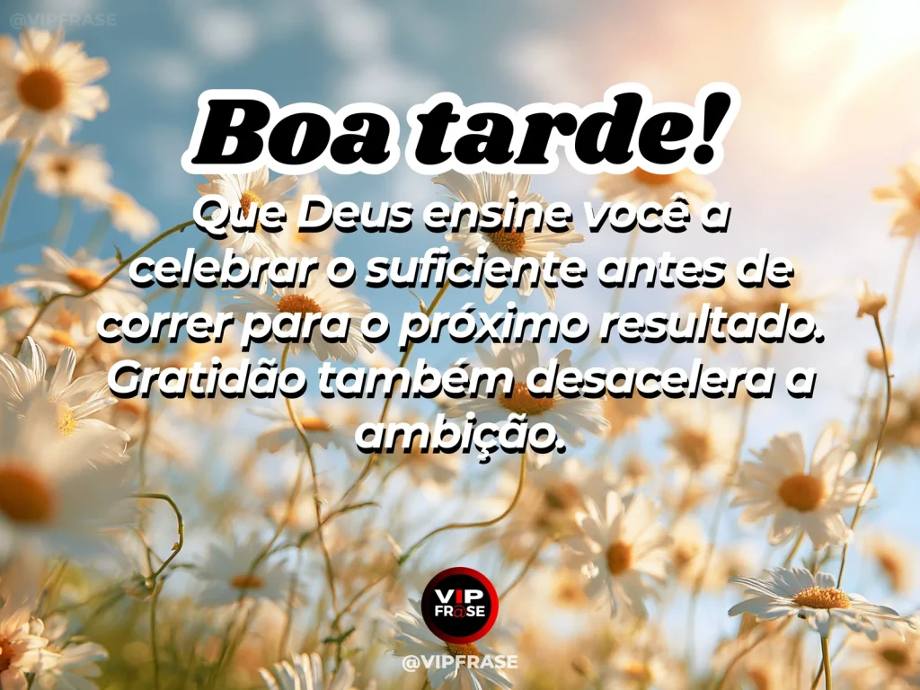 Frase de boa tarde com Deus sobre gratidão, com café e paisagem dourada ao fim da tarde