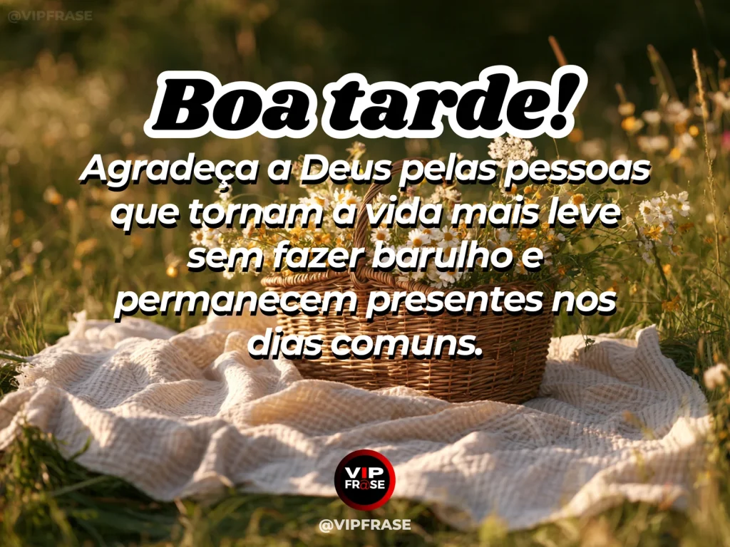 Frase de boa tarde sobre gratidão a Deus por quem permanece, com café para duas pessoas ao entardecer