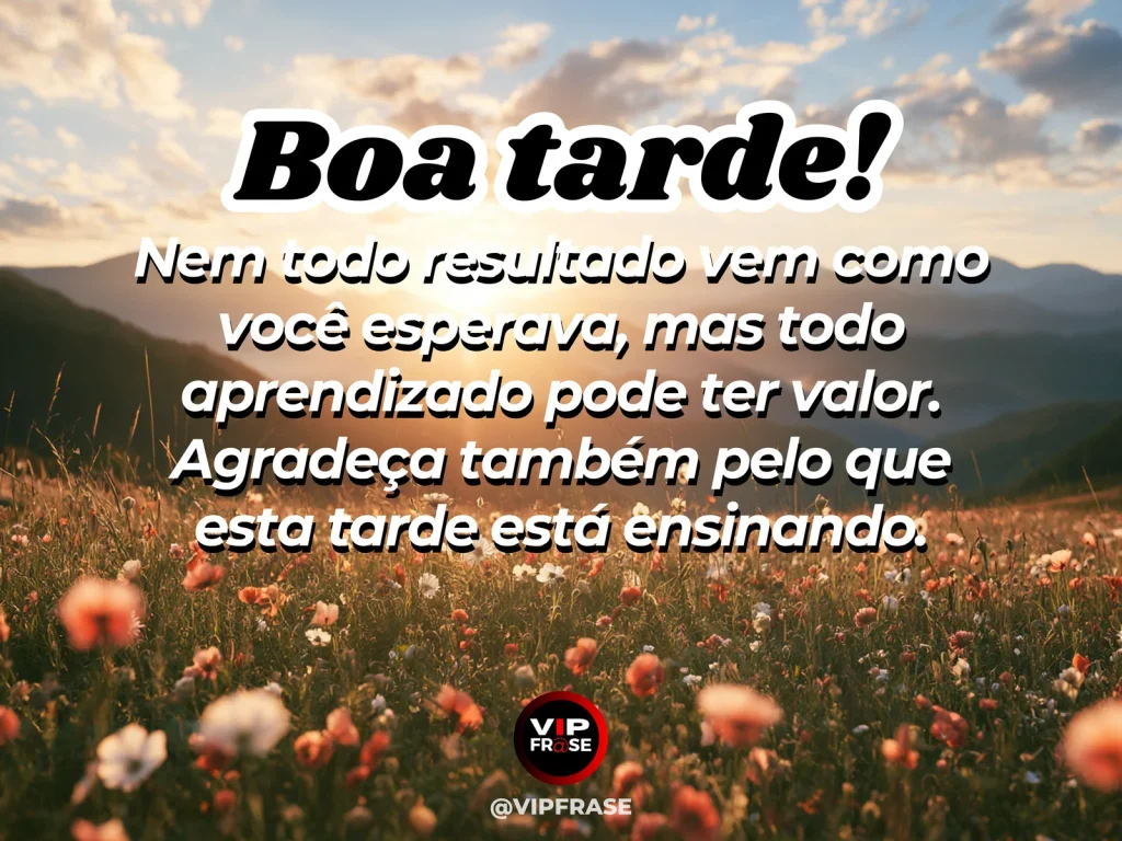 Mensagem de boa tarde sobre gratidão e aprendizado, com caderno aberto iluminado pela tarde.