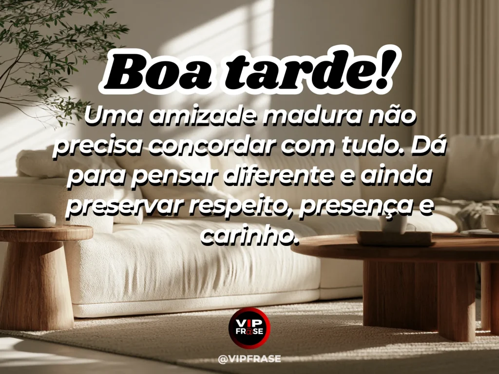 Frase de boa tarde sobre amizade madura, com duas cadeiras lado a lado ao entardecer