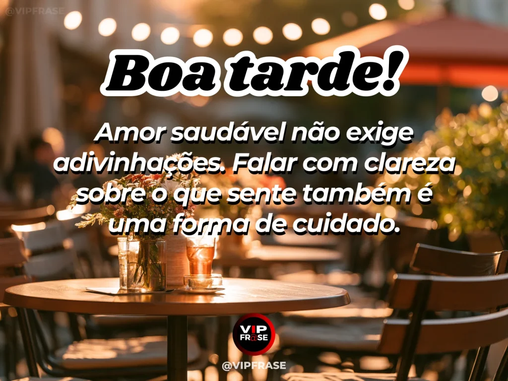 Frase de boa tarde sobre amor e diálogo, com duas xícaras em mesa iluminada por luz dourada