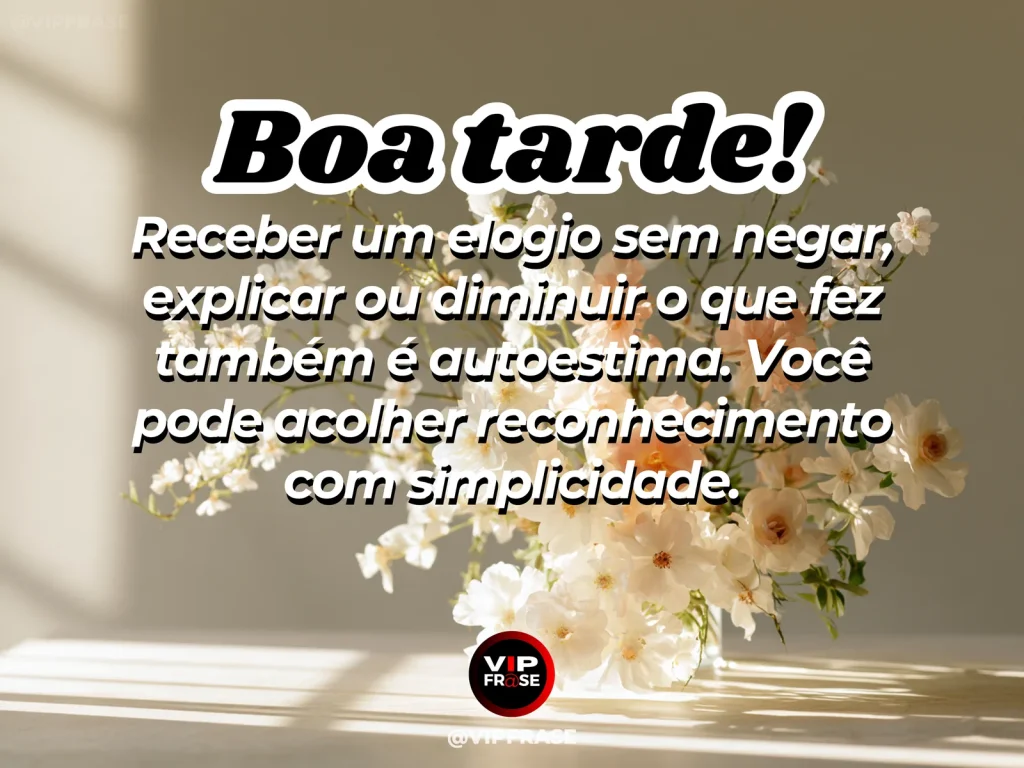 Frase de boa tarde sobre autoestima, com espelho elegante e luz quente de fim de tarde