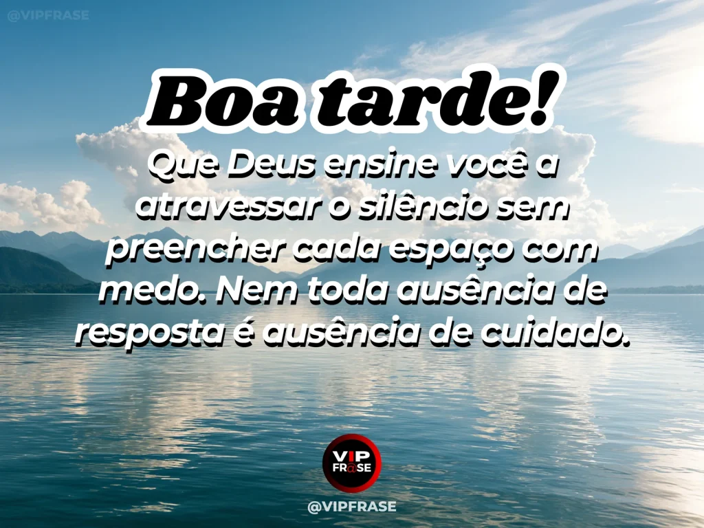 Frase de boa tarde com Deus sobre confiança no silêncio, com lago calmo refletindo o entardecer