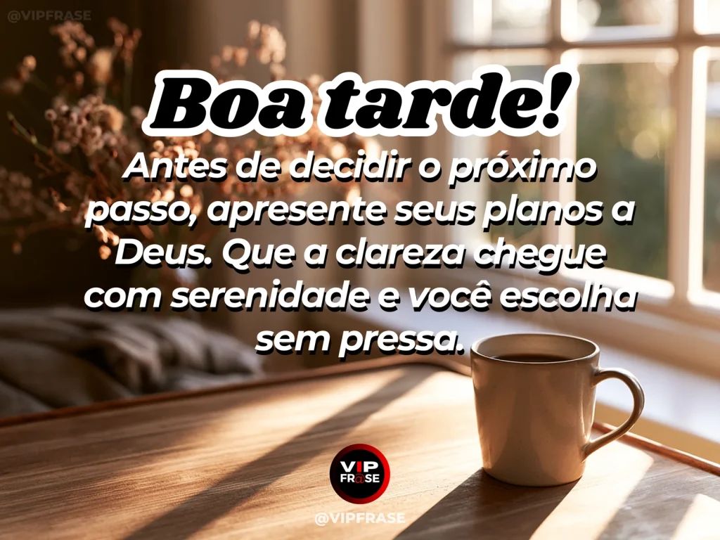 Mensagem de boa tarde sobre Deus e sabedoria, em mesa serena com caderno e luz de fim de tarde.