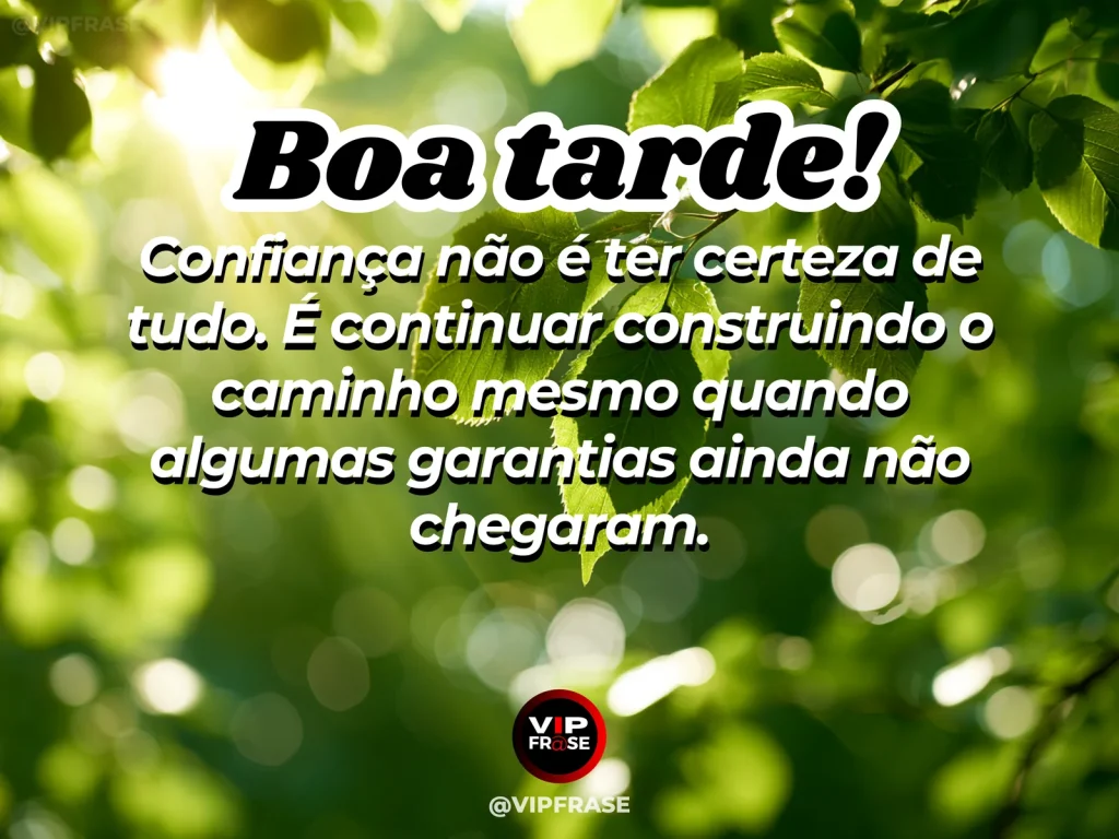 Frase de boa tarde sobre confiança, com ponte seguindo para a luz entre uma névoa suave