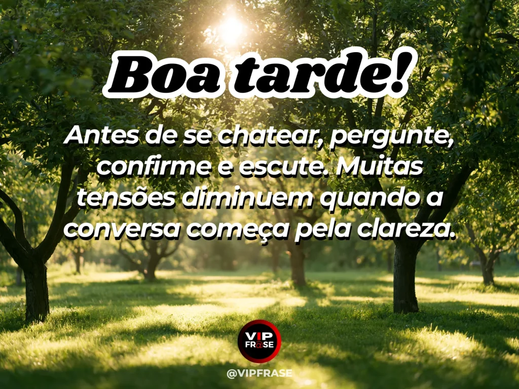 Mensagem de boa tarde sobre diálogo e clareza, com duas cadeiras em uma varanda iluminada pela tarde.