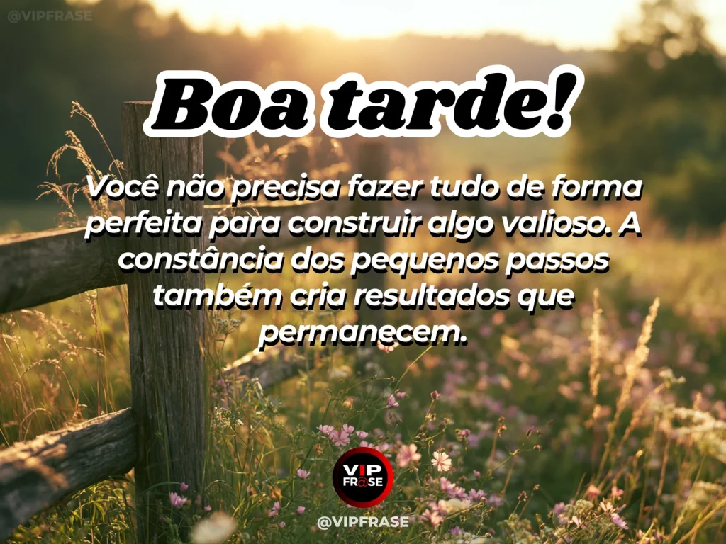 Mensagem de boa tarde sobre sucesso e constância, com degraus iluminados pela luz da tarde.