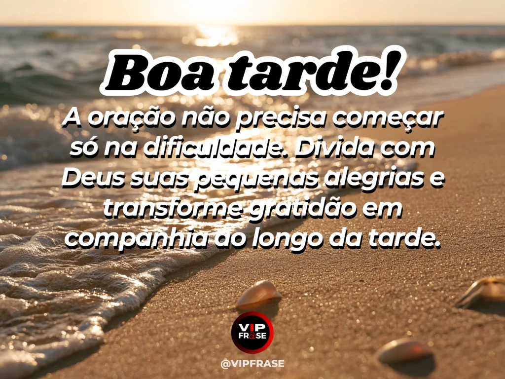 Mensagem de boa tarde com Deus sobre gratidão pelas pequenas alegrias, com flores e café à luz da tarde.