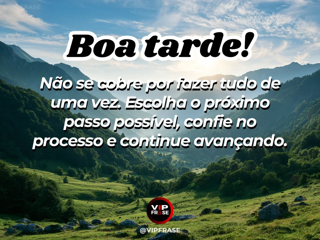Mensagem de boa tarde sobre confiança e avanço, com caminho iluminado e atmosfera inspiradora.