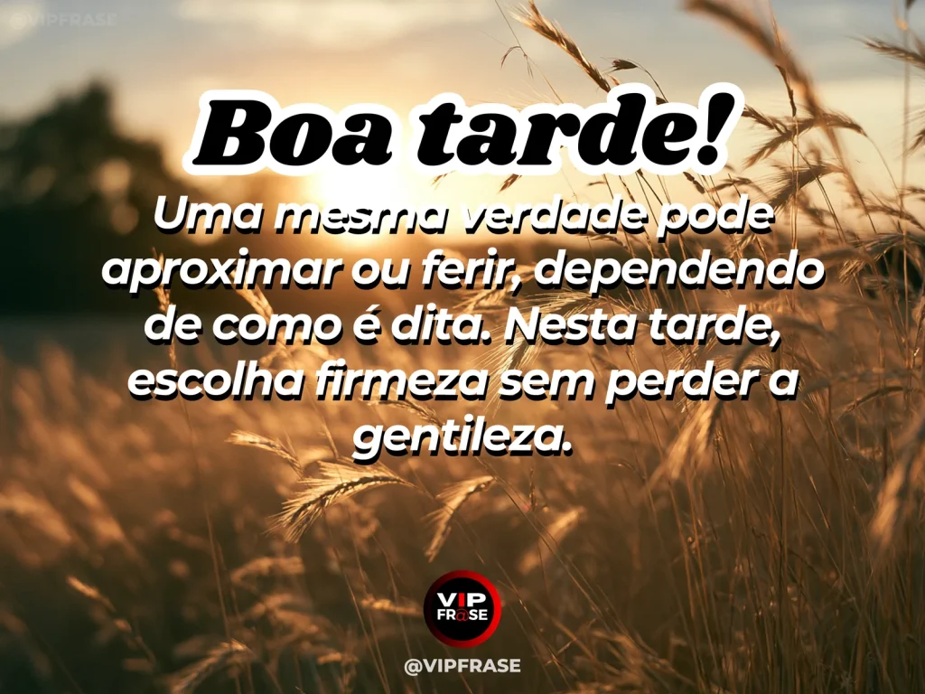 Mensagem de boa tarde sobre gentileza nas palavras, com duas xícaras em uma mesa iluminada pelo fim de tarde.