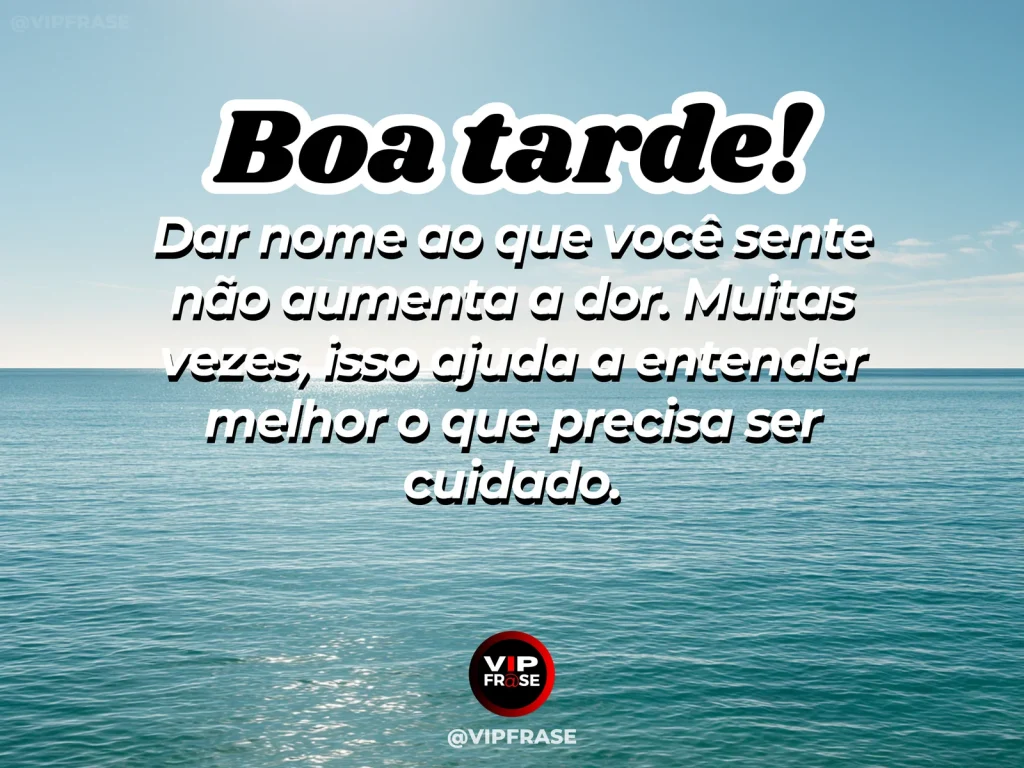 Frase de boa tarde sobre clareza emocional, com caderno aberto junto à janela sob luz da tarde