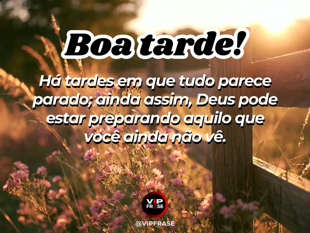 Frase de boa tarde sobre Deus e esperança, com clima calmo e luz serena de fim de tarde.