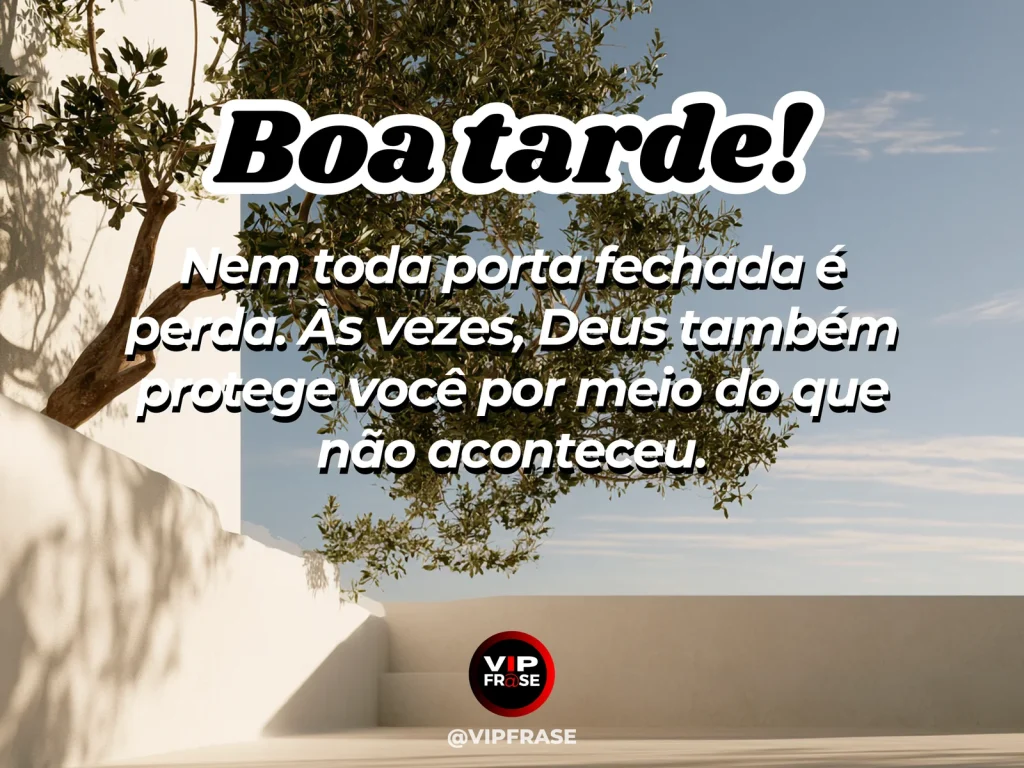 Frase de boa tarde sobre proteção de Deus, com porta fechada iluminada pelo sol da tarde