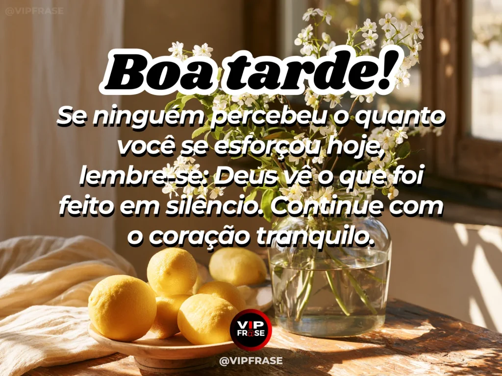 Mensagem de boa tarde sobre Deus e conforto, com espaço de trabalho iluminado pela luz da tarde.