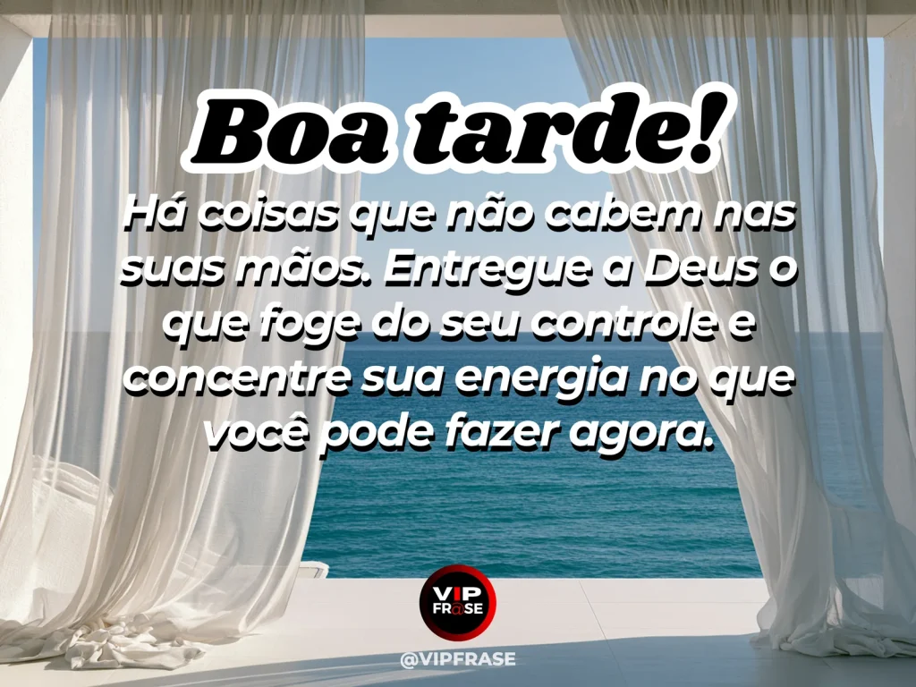 Mensagem de boa tarde sobre Deus e confiança, com mãos abertas sob luz suave da tarde.