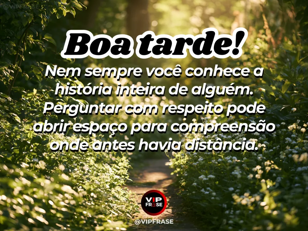 Mensagem de boa tarde sobre compreender antes de julgar, com duas pessoas conversando em um parque ao entardecer.