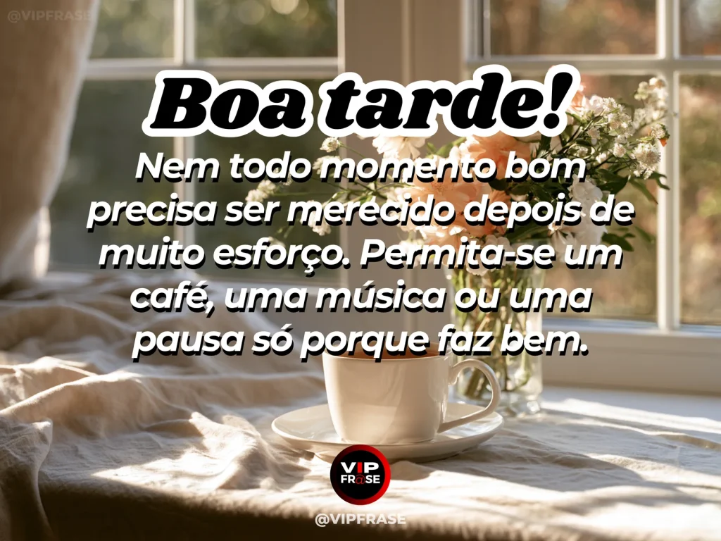 Mensagem de boa tarde sobre pequenas alegrias, com café, música e livro junto a uma janela ensolarada.