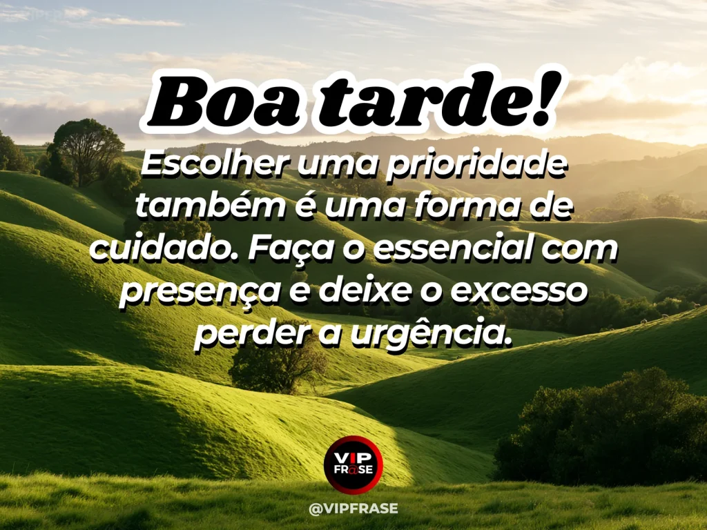 Mensagem de boa tarde sobre foco no essencial, em uma mesa minimalista com caderno e luz suave.