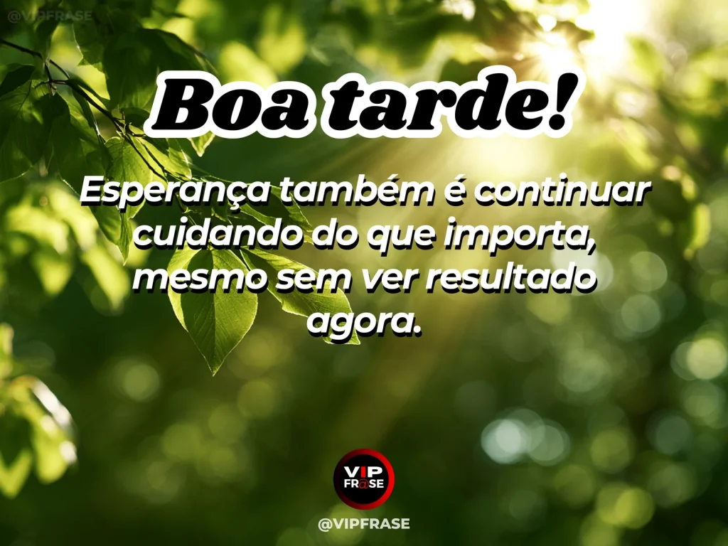 Frase de boa tarde sobre esperança, com luz suave e clima sereno de espera confiante.