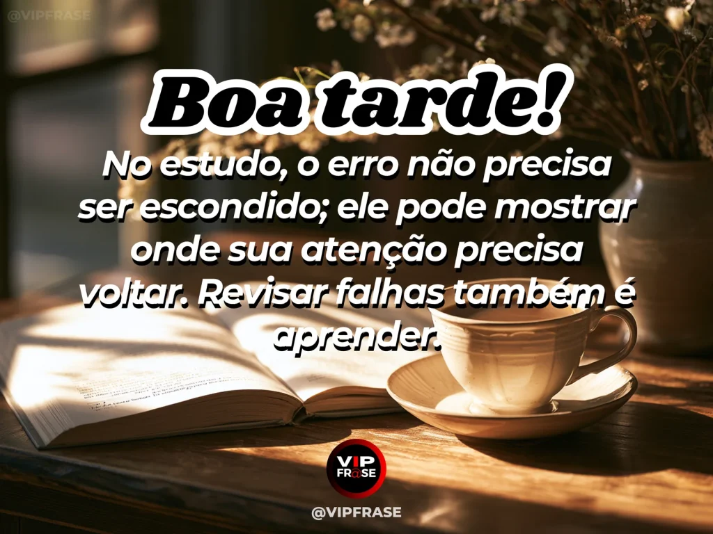Frase de boa tarde sobre estudo e aprendizado, com caderno aberto em mesa iluminada