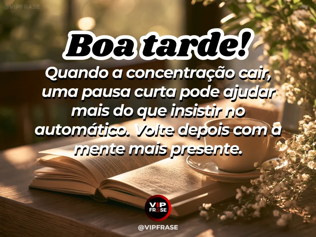 Mensagem de boa tarde sobre pausa nos estudos, com livros fechados e janela aberta iluminada pela tarde.
