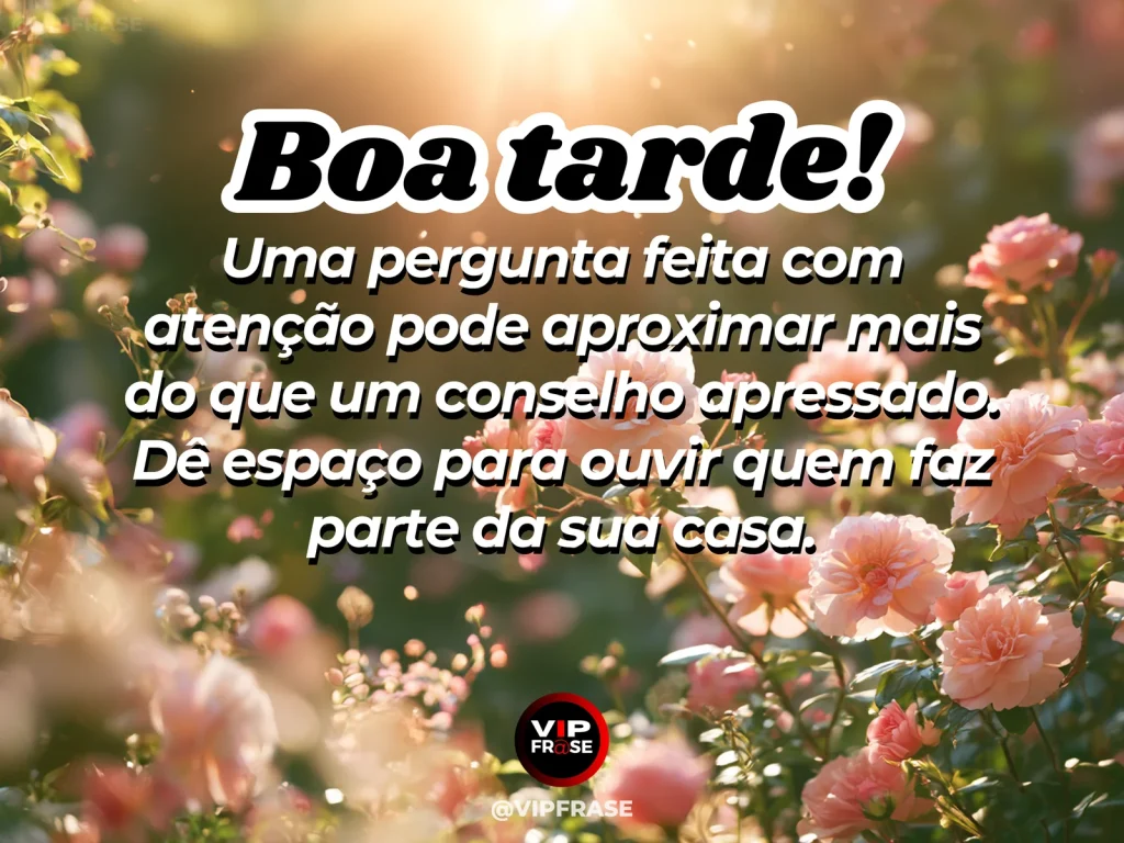 Frase de boa tarde sobre família e escuta, com duas pessoas conversando em sala iluminada pela tarde